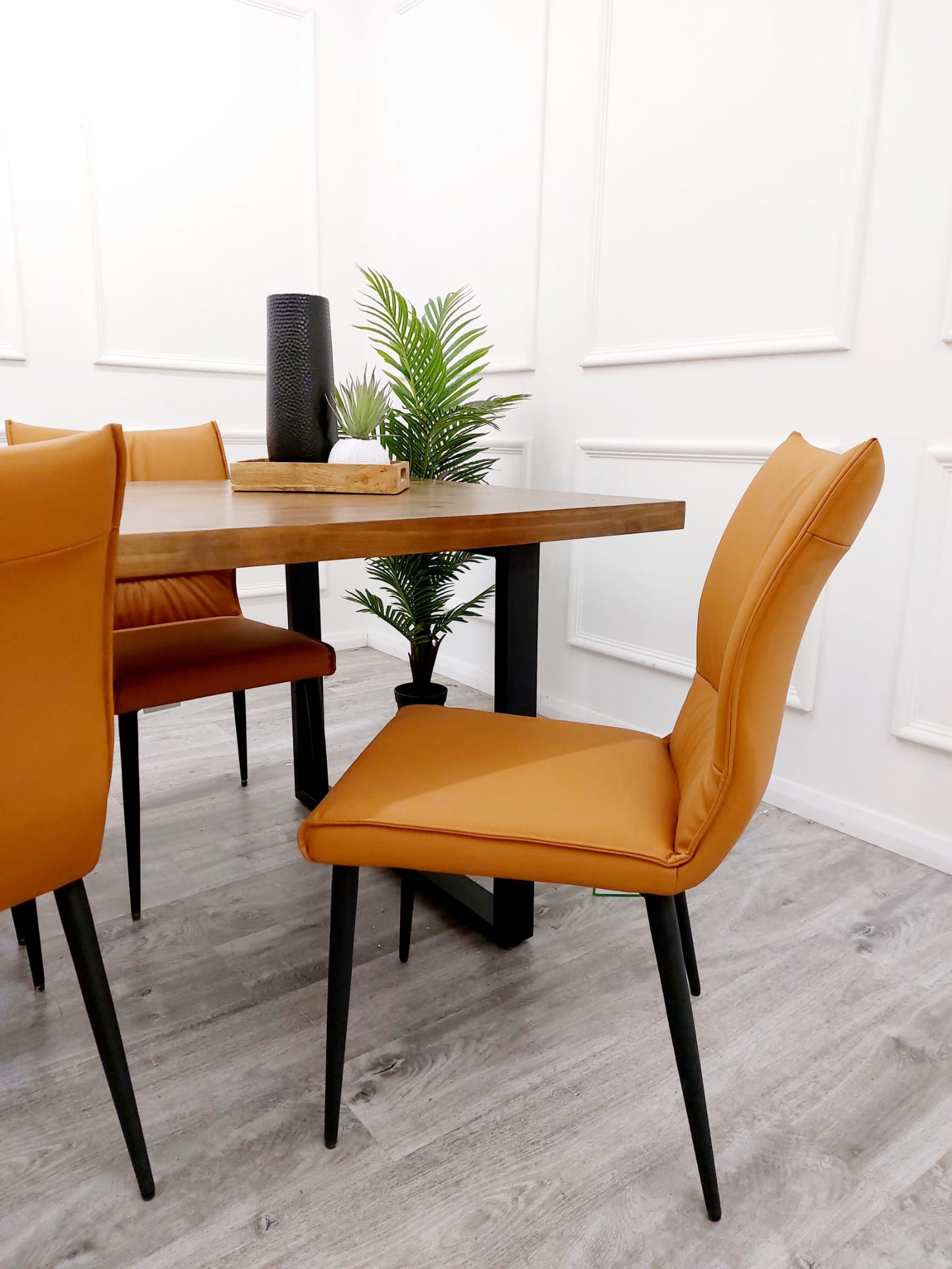 FREYA 1,8 DINING TABLE WITH 4 FLORA TAN CHAIRS