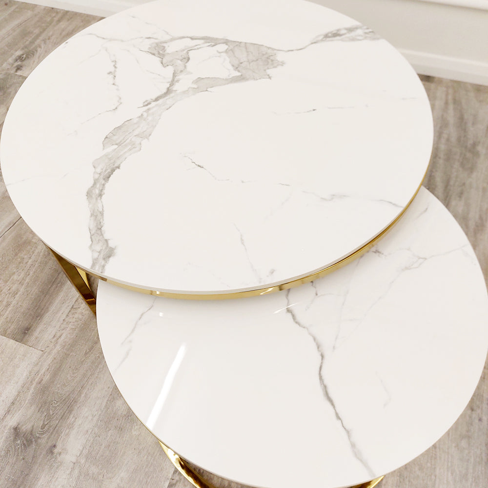 CATO NEST OF 2 ROUND GOLD COFFEE TABLES WITH POLAR WHITE SINTERED STONE TOPS